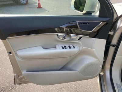 2018 Volvo XC90 T6 Momentum