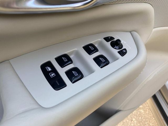 2018 Volvo XC90 T6 Momentum